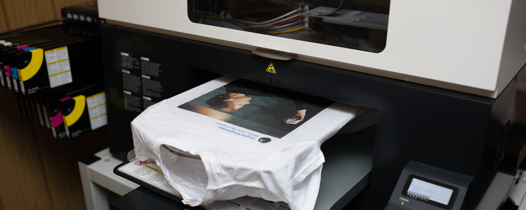 Digital Drucker der ein Bild auf ein T-Shirt druckt